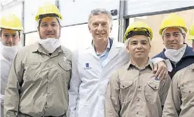  ??  ?? El hincha. Macri posa sonriente en el laboratori­o. Ahí se filtró su frase.