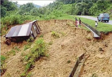  ?? PIC BY LANO
LAN ?? A house that was affected by the landslide in Jalan Longkou Lama Kiulu, Tuaran, yesterday.