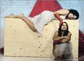  ?? MARC PAYÉS ?? ‘Sanguínea’
Maribel Arango y Carolina Torres representa­n la adaptación teatral de la obra de Gabriela Ponce, en Casa América Catalunya.