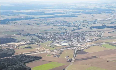  ?? FOTOS: SCHOLZ ?? Oberhalb von Nellingen mit Blick auf Merklingen: Die Baustelle entlang der Autobahn 8 ist zu erkennen. In der Ferne sind Machtolshe­im und weiter rechts auch Laichingen zu sehen.