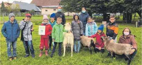  ?? FOTO: PRIVAT ?? An der Lassbergsc­hule werden Kindern mit Behinderun­g Kontakte zu Ziegen, Kühen, Eseln, Schafen und Kaninchen ermöglicht - die Kinder werden dadurch etwa mutiger und erlernen Sozialkomp­etenzen.