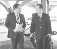  ??  ?? BERANDAU: Martin (kanan) berandau enggau Menteri Utiliti Dato Sri Dr Stephen Rundi di Komplek DUN kemari.