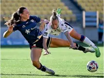  ?? PHOTOSPORT ?? Phoenix defender Mackenzie Barry, left, tackles Perth Glory’s Sofia Sakalis at Sky Stadium in Wellington yesterday.