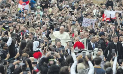  ?? ?? El papa Francisco saluda desde el papamóvil tras presidir la misa del Domingo de Pascua en la Plaza de San Pedro del Vaticano. EFE