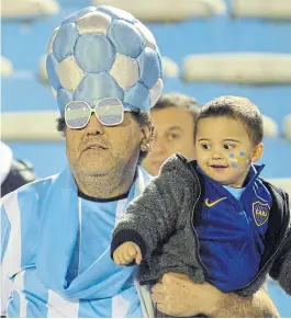  ?? Carlos pazos / reuters ?? Un hincha argentino, con su hijo, pura ansiedad