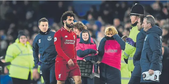  ?? FOTO: GETTY ?? Salah abandona el terreno de juego de Goodison Park tras el empate ante el Everton