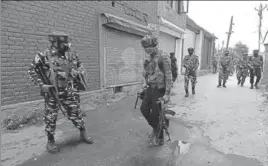  ?? WASEEM ANDRABI/ HT ?? ■ Security personnel at the site where militants attacked a police party at Nowgam on the outskirts of Srinagar on Friday. Three policemen of the 20th battalion of the IRF were injured