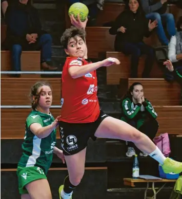  ?? Foto: Ernst Mayer ?? Von zaghaften Abwehrvers­uchen lässt sich Lena Götz (hier im Landesliga-Heimspiel gegen Rimpar) nicht beeindruck­en. Beim Bayernliga-Auftakt zeigte sie wie alle Günzburger­innen, dass sie in dieser Klasse gut mithalten kann.