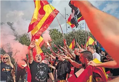  ?? (AP) ?? 12 de Octubre. Unas 10 mil personas conmemorar­on el Día de la Hispanidad en Barcelona.