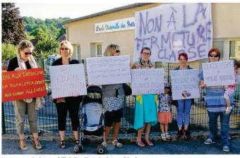  ??  ?? Les parents étaient mobilisés lundi matin devant l’école.