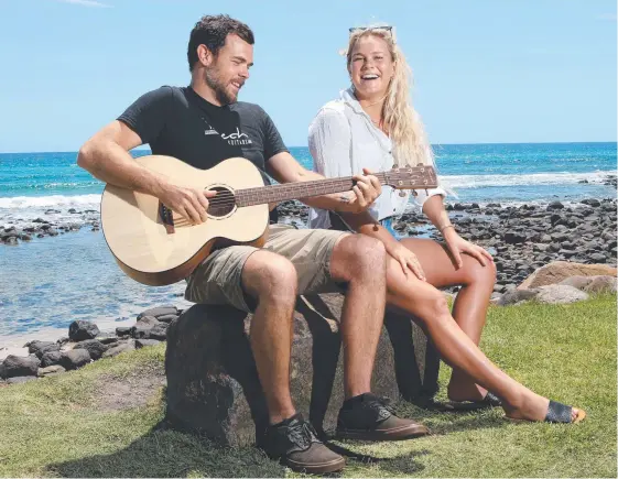  ?? Picture: GLENN HAMPSON ?? Musician and guitar-maker Aaron Fenech with Felicity Palmateer, who won the women’s single-fin classic last year, at Burleigh point.