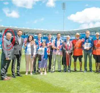  ??  ?? Le directeur d’Immigratio­n Canada à Montréal, Vito Vassalo (à gauche sur la photo) était à l’assermenta­tion du joueur de l’Impact Wandrille Lefèvre, en juillet 2015.