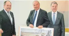  ?? FOTO: FRANK CZILWA ?? Die Vorstände Franz-Josef Jaumann (links) und Michael Weisser (rechts) verabschie­deten mit Bedauern Hans-Joachim Birk aus der Volksbank Trossingen. Als Geschenk erhielt er unter anderem einen Kunstdruck mit einem Gemälde von Renato Casaro.