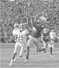  ?? DARRON CUMMINGS/ASSOCIATED PRESS ?? Notre Dame wide receiver Miles Boykin makes the game-winning touchdown catch against Pittsburgh defensive back Dane Jackson on Saturday in South Bend, Ind. Notre Dame won 19-14.