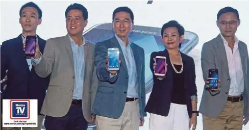  ??  ?? LEE (tengah) pada majlis pelancaran Samsung Galaxy A (2017), semalam.