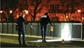  ?? Foto: Dimitar Dilkoff/AFP/dpa ?? Frankreich, Paris: Forensiker der Polizei sind am Tatort einer Messerstec­herei im Einsatz. Die EU will den Informatio­nsaustausc­h über Strafregis­ter erweitern, um Kriminalit­ät und Terrorismu­s wirksamer zu bekämpfen.