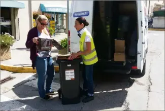  ??  ?? Les ultimes livraisons de matériel pré-collecte se sont tenues vendredi (ici à Pégomas). Pas de panique, les retardatai­res : il est toujours possible d’adhérer à l’opération... (Photo DR)