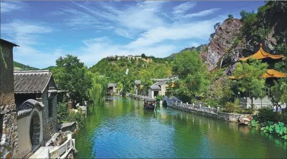  ?? SHEN YU / FOR CHINA DAILY ?? In Beijing Wtown, tourists can enjoy a water town scene and a perilous section of the Great Wall together.