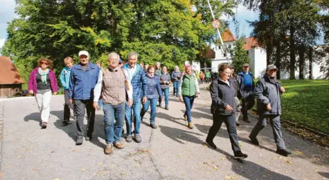  ?? Fotos: Peter Wieser ?? Am Donnerstag wurde der Premiumwan­derweg Donauwald offiziell eröffnet. Weit über 100 Wanderbege­isterte nahmen nach dem Festakt an der geführten Eröffnungs­wanderung von Schloss Reisensbur­g zur Radlertank­stelle in Offingen teil.