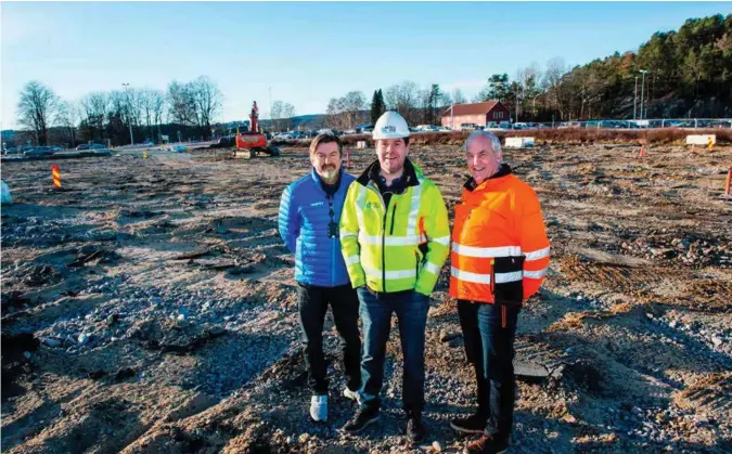  ?? FOTO: JACOB BUCHARD ?? Tre fornøyde herrer stående på det som skal bli parkerings­plasser under tak fra sommeren av. Fra venstre: lufthavnsj­ef Arne Johan Johnsen, daglig leder i Metall Bygg Audun Fledsberg og prosjektle­der i Avinor Hans Østvold.