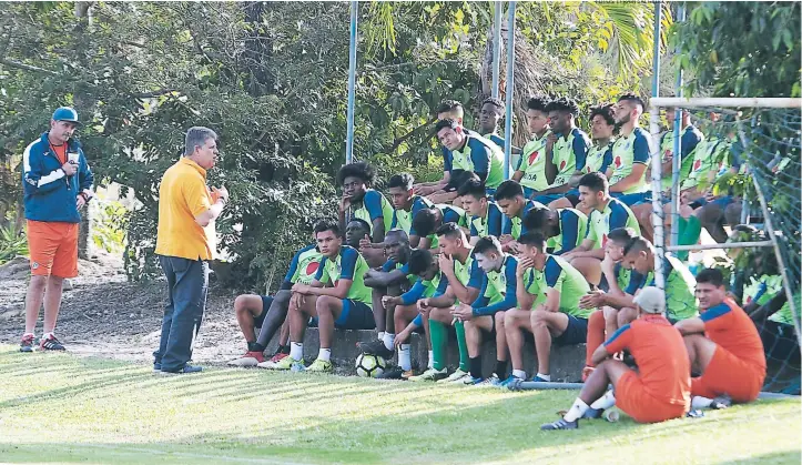  ?? FOTOS: EFRAÍN SALGADO ?? La semana se fue volando para Motagua, que está listo para su segundo round contra Olimpia en la final. Luis Cadavid, el motivador del Azul, con los jugadores y al fondo el entrenador Diego Vazquez.