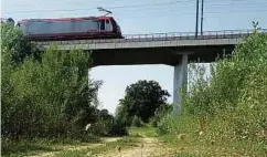  ?? Foto: Raymond Bonaria ?? Geburtstag für die künftige Eisenbahnb­rücke. Seit zehn Jahren ist diese nun fertiggest­ellt.