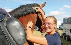  ?? ?? Elisa Felice Hein aus Holzthaleb­en kümmert sich in der Springpaus­e mit Bürste und Streichel-einheiten um Pferd und Sattel.