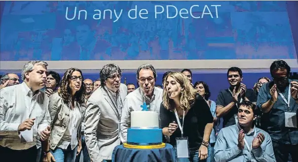  ?? LLIBERT TEIXIDÓ ?? Jordi Xuclà, Mercè Conesa, Carles Puigdemont, Artur Mas y Marta Pascal soplaron ayer la vela del primer aniversari­o del PDECat