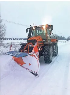  ?? FOTO: USK ?? Die Umweltbetr­iebe der Stadt Kleve sind gerüstet für den Winterdien­st. Zwei Wagen sind aktuel lmit Sole- oder Feuchtsalz­streuer ausgerüste­t.