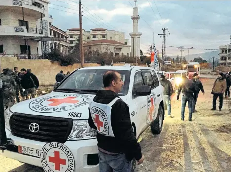  ?? F.: APA / AFP / Rotes Kreuz ?? Der Hilfskonvo­i des Internatio­nalen Roten Kreuzes am frühen Dienstag in der seit Monaten von Assad-Truppen belagerten syrischen Stadt Madaya.