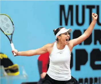  ?? GETTY ?? Belinda Bencic freut sich über den Triumph gegen Naomi Osaka.
Roger Federers Viertelfin­al gegen Dominic Thiem gibts im Ticker auf 20min.ch