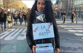  ??  ?? Linda Chekalil, agente RATP en grève depuis le 5 décembre, à Paris, jeudi.