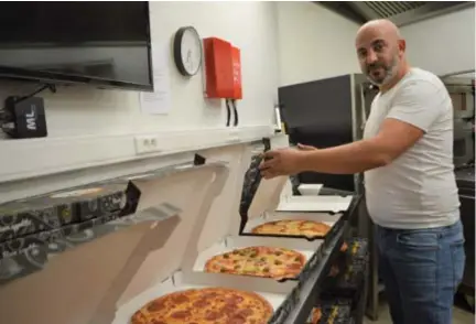  ?? FOTO KMA ?? Pizzachef Sergio Demir die er als nieuwe vennoot is bijgekomen.