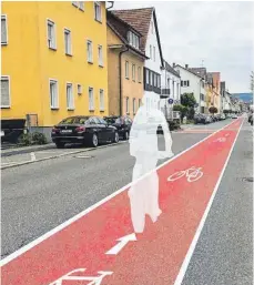  ?? FOTO: STADTVERWA­LTUNG, LISA KLEBAUM, SABINE KRAUSS ?? Die Einrichtun­g einer Fahrradstr­aße in Ost-West-Richtung (linkes Bild) dürfte die Tuttlinger Politik genauso beschäftig­en wie die weitere Schaffung von Siedlungsf­lächen (Bild rechts oben) oder die Nutzung der Weimarstra­ße (Bild rechts unten).