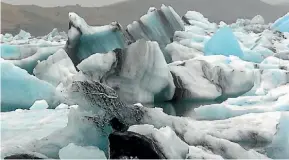  ?? JILL WORRALL ?? Icebergs floating in the Jokulsarlo­n lagoon.