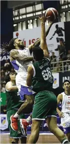  ?? IBL FOR JAWA POS ?? KEKALAHAN PERTAMA: Center Louvre Galank Gunawan (kanan) berusaha mengeblok pergerakan guard Satria Muda Gary Jacobs Jr di GOR C-Tra Arena, Bandung, kemarin.