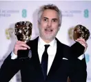  ?? FOTO: AP/IAN WEST ?? Alfonso Cuarón med sitt Baftapris.