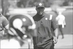  ?? KEITH SRAKOCIC/AP ?? PITTSBURGH STEELERS SENIOR DEFENSIVE ASSISTANT BRIAN FLORES (RIGHT) watches as the team goes through drills during a football practice on May 31 in Pittsburgh.