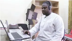  ?? ?? Abubakar Isa Dandago, Hausa football commentato­r in his studio