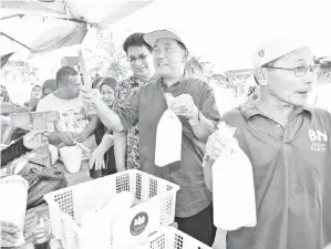  ??  ?? SAPAWI menunjukan barangan yang dijual sempena Karnival Jualan Sentuhan Rakyat yang diadakan di Tapak Tamu Gadong.