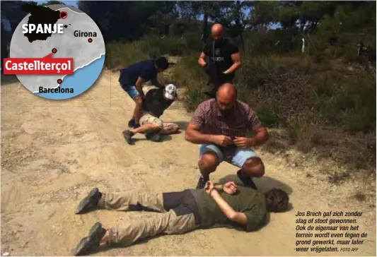  ?? FOTO AFP ?? Jos Brech gaf zich zonder slag of stoot gewonnen. Ook de eigenaar van het terrein wordt even tegen de grond gewerkt, maar later weer vrijgelate­n.