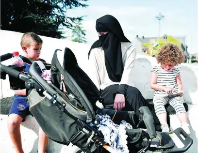  ?? ?? Una mujer cubierta protesta contra la prohibició­n del burka y el nikab, en Copenhague (Dinamarca)