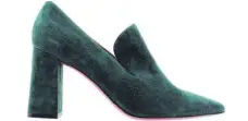  ??  ?? Dunkles Grün sieht man aktuell ebenfalls häufig am Schuh.