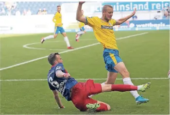  ?? FOTO: THOMAS LAMMERTZ ?? Auch auf Kevin Großkreutz (li.), der in der Landesliga einen Nebenjob als Co-Trainer angenommen hat, muss Trainer Stefan Krämer für das Pokalspiel verzichten.