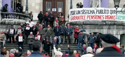  ?? Foto: EFE ?? El movimiento de pensionist­as de Bizkaia reclamando unas pensiones públicas «dignas».