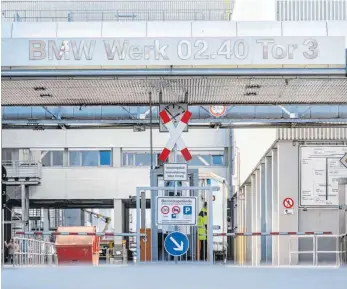  ??  ?? Tor 3 des BMW-Werks im bayerische­n Dingolfing am Mittwoch: Der Autobauer stellt wegen des Corona-Krise für vier Wochen seine Produktion ein, was die Zulieferer des Unternehme­ns zunehmend in Schwierigk­eiten bringt.