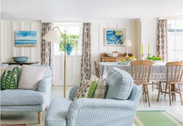  ??  ?? DINING AREA
The graphic pattern on the curtains gives the scheme a modern edge.
Curtain fabric, £35m, Waltons Mill Shop