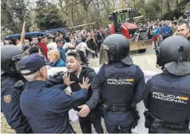  ?? ?? Momentos de tensión en la manifestac­ión agraria en Oviedo.