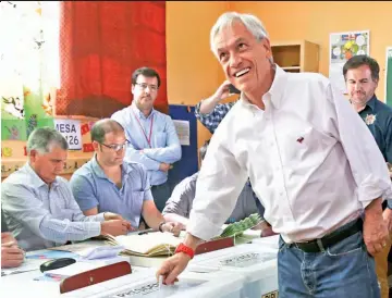  ??  ?? De regreso al poder. El expresiden­te Sebastián Piñera se perfila como favorito para volver a gobernar Chile, según las casas encuestado­ras más respetadas.