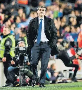  ?? FOTO: EFE ?? Valverde, siguiendo desde la banda el partido del Barça ante el Rayo